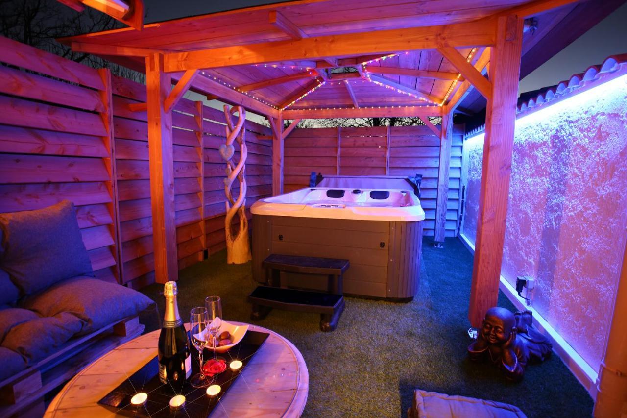 Lovina Chambre De Charme Avec Jaccuzi Velaux Zewnętrze zdjęcie